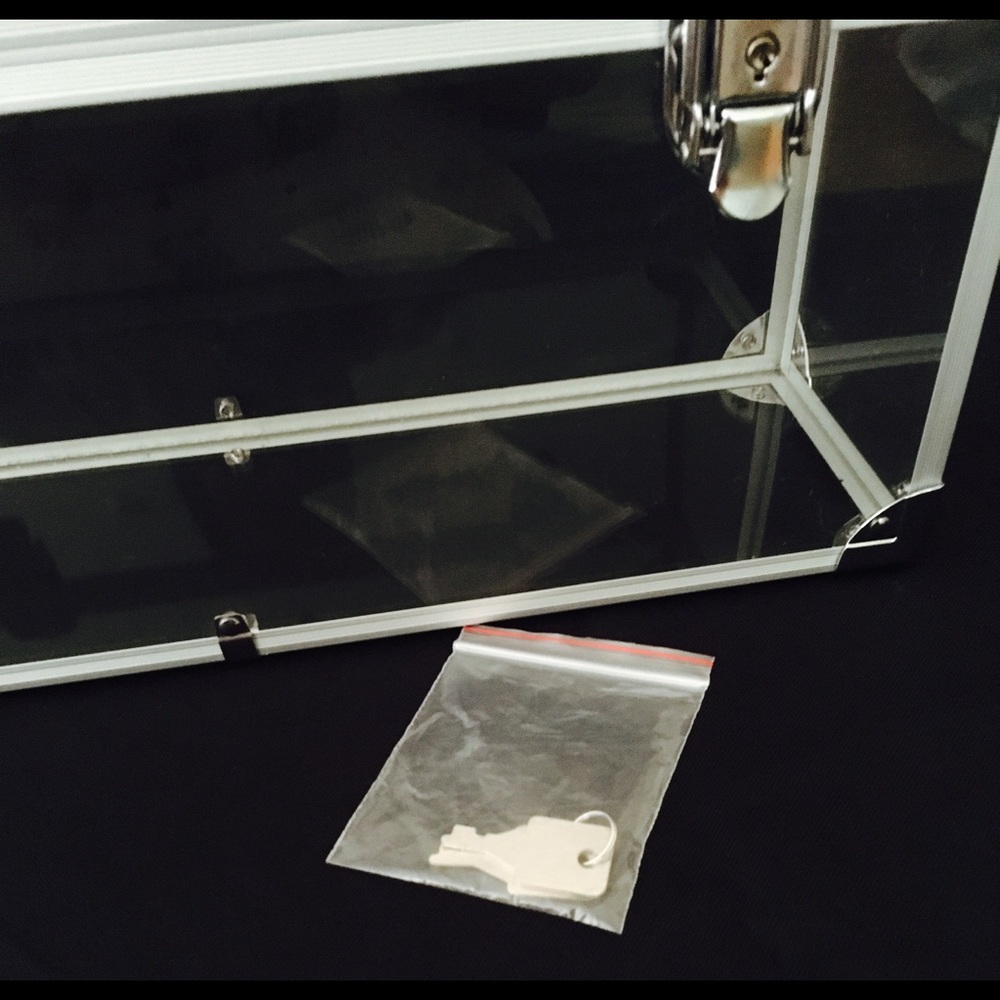 Clear locking case - Picture 3 of 3